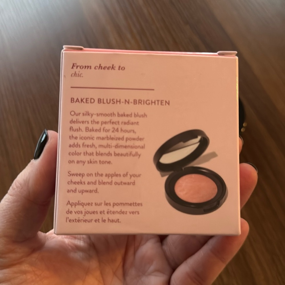 Laura Geller baked blush -n- brighten in Ethereal Rose Natural finish - Picture 5 of 7
